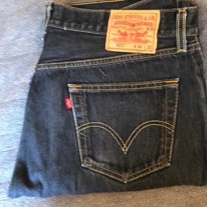 Levis Mens original501 jeans jeans are like brand new. Dark blue.